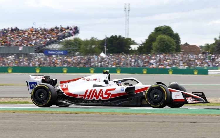 Pebalap Formula 1 dari tim Haas, Mick Schumacher, beraksi dalam Grand Prix Inggris di Silverstone Circuit, Silverstone, Inggris, 4 Juli 2022