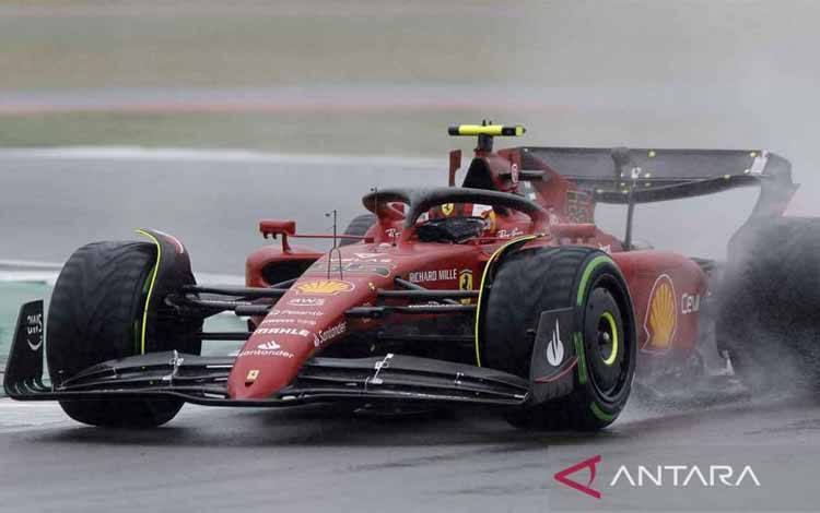 Pebalap Ferrari Carlos Sainz Jr. melaju pada kualifikasi F1 GP Inggris di Sirkuit Silverstone, Inggris, Sabtu (2/7/2022). Carlos Sainz merebut pole position di Formula 1 GP Inggris menggungguli Max Verstappen dan Charles Leclerc