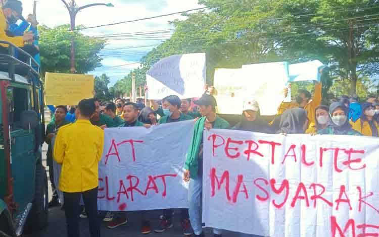 Puluhan mahasiswa dan masyarakat (Gemara) saat menggelar unjuk rasa di depan Gedung DPRD Kalteng.