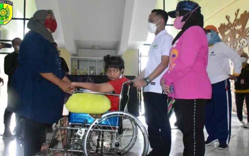 Wali Kota Palangka Raya, Fairid Naparin dan Wakilnya, Umi Mastikah menyerahkan penyandang disabilitas.