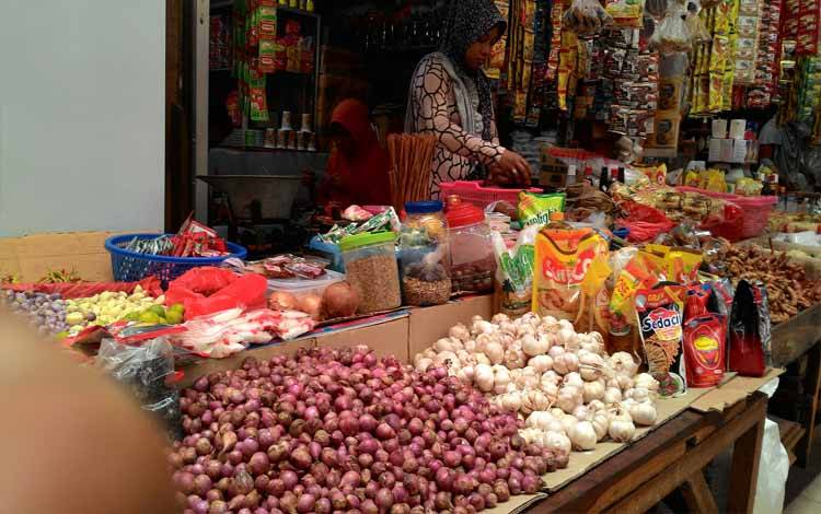 Bawang merah dan bawang putih yang dijual di Pasar Kahayan, Palangka Raya