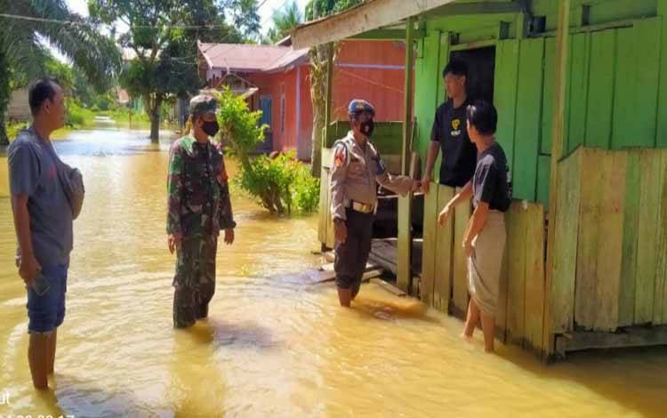 Tim Satgas Banjir saat melakukan pengecekan debit air dan kondisi warga di Kelurahan Pangkut, Kecamatan Arut Utara