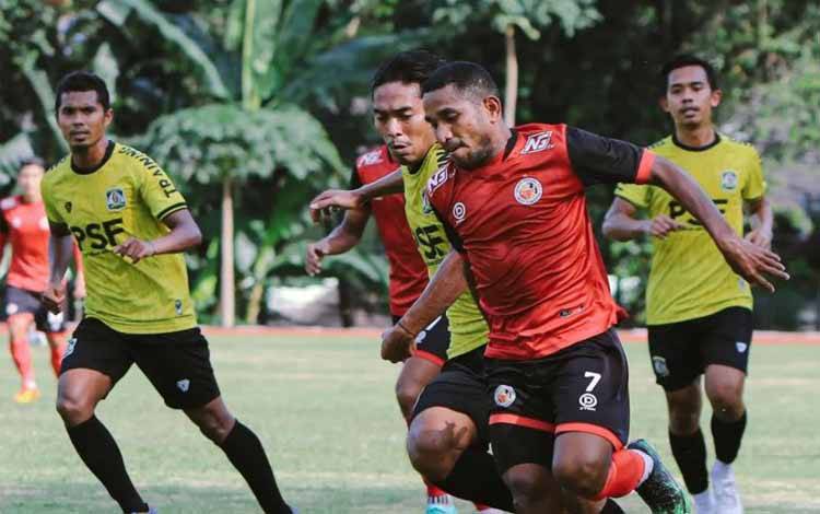 Pemain Semen Padang berduel dengan pemain Persiba Balikppan saat laga ujicoba
