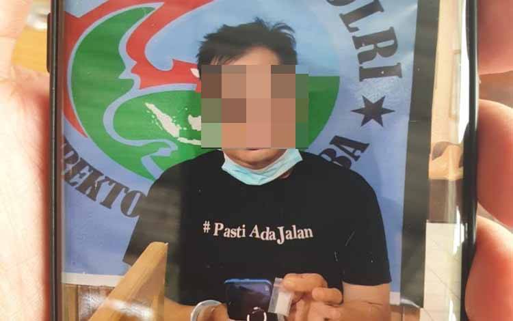 RY (39) warga Kelurahan Tamiang Layang Kabupaten Barito Timur diamankan karena membawa narkotika jenis sabu.
