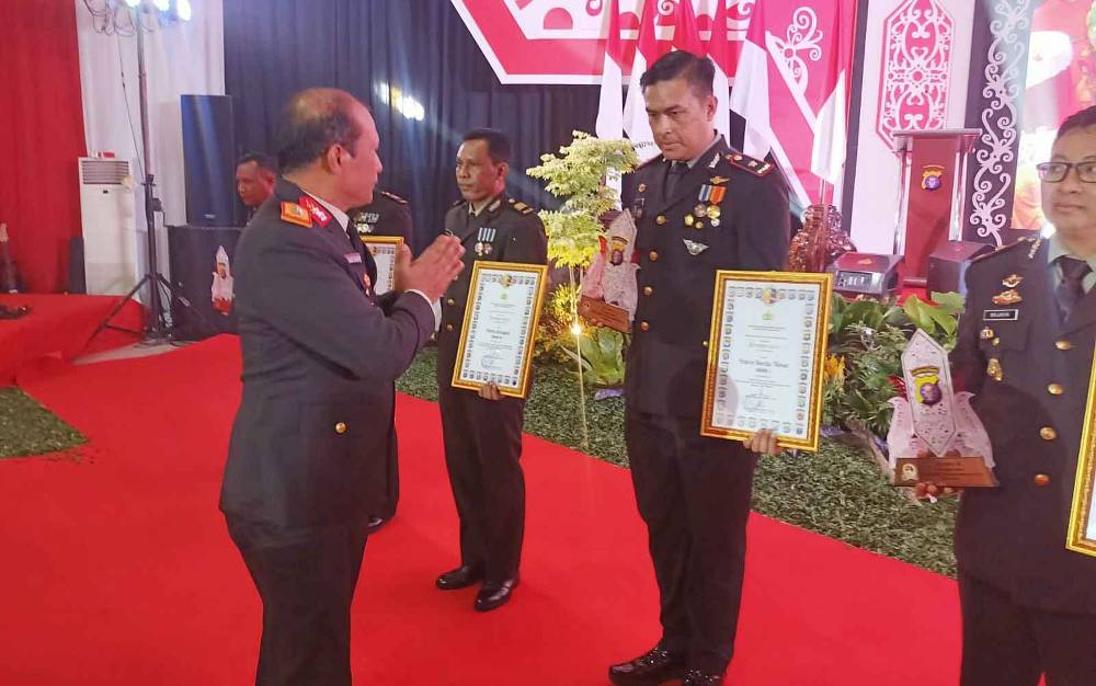 Wakapolres Barito Timur Kompol Zulyanto L Kramajaya (tengah) saat menerima penghargaan di Polda Kalteng