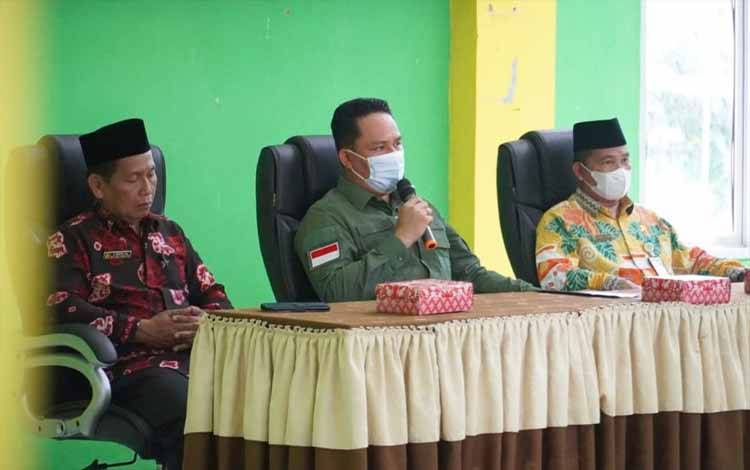 Bupati Lamandau Hendra Lesmana memimpin rapat koordinasi persiapan keikutsertaan kegiatan Musabaqah Tilawatil Quran dan Hadist tingkat Provinsi Kalimantan Tengah