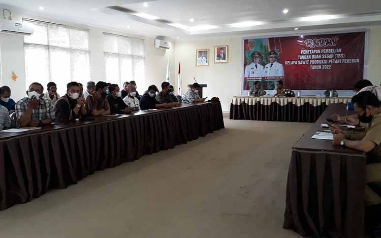Rapat penetapan harga TBS kelapa untuk periode bulan Juni 2022 di aula Dinas Perkebunan Provinsi Kalimantan Tengah