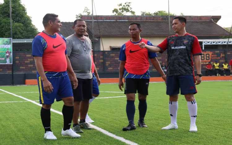 Pj Bupati Kobar Anang Dirjo (kiri) saat berbincang dengan Kapolres dan Danlanud, usai bermain bola di lapangan Mini Soccer R88 Pangkalan Bun