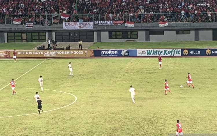 Tim nasional U-19 Indonesia (seragam merah-putih) berhadapan dengan Thailand pada laga Grup A Piala AFF U-19 2022 di Stadion Patriot Candrabhaga, Bekasi, Rabu (6/7/2022). Pertandingan itu berakhir imbang tanpa gol
