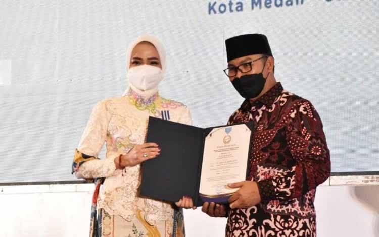 Ketua TP-PKK Kalimantan Tengah Yulistra Ivo Sugianto Sabran (kiri) menerima Tanda Penghargaan Manggala Karya Kencana (MKK) dari Badan Kependudukan dan Keluarga Berencana Nasional (BKKBN), Medan, Rabu, (6/7/2022)