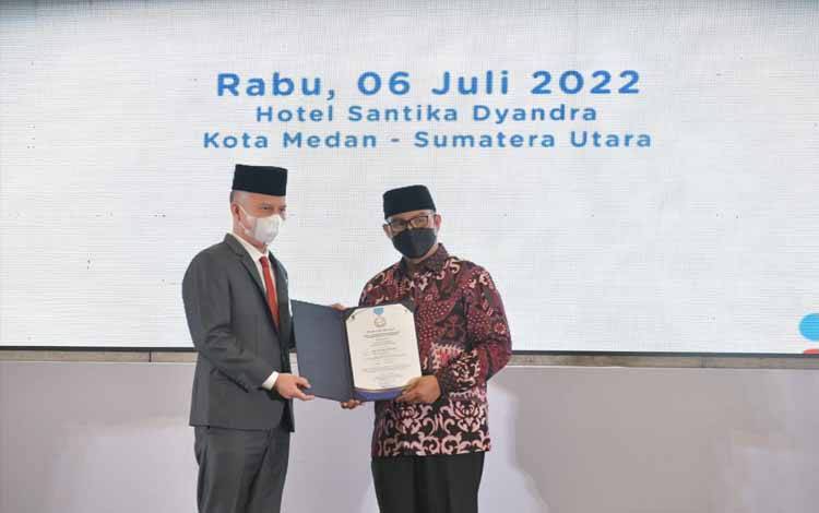 Bupati Gunung Mas Jaya S Monong mendapatkan penghargaan Manggala Karya Kencana dari  Kepala BKKBN yang diserahkan dalam momentum Peringatan Hari Keluarga Nasional ke 29 yang diselenggarakan pada tanggal 6 Juli 2022 di Hotel Santika Kota Medan Provinsi Sumatera Utara. (Foto: Diskominfosantik Gumas)