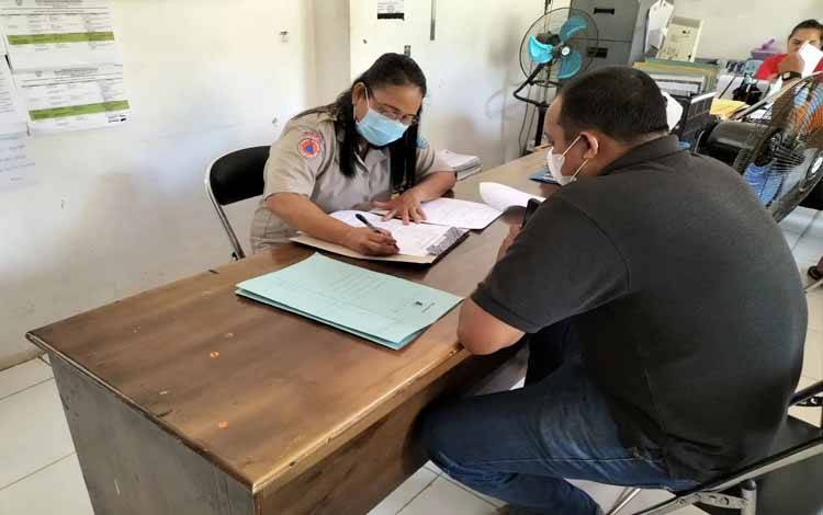 Warga Nanga Bulik mengisi surat komitmen bersama di Kantor Badan Penanggulangan Bencana Daerah Kabupaten Lamandau