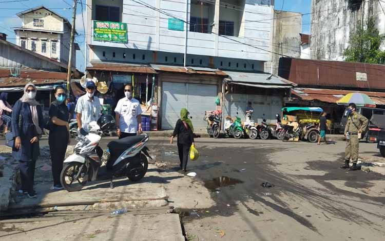 Komisi A DPRD Kota Palangka Raya ikut melakukan penertiban PKL di kawasan Pasar Besar, kemarin. (Foto: Komisi A DPRD Palangka Raya)
