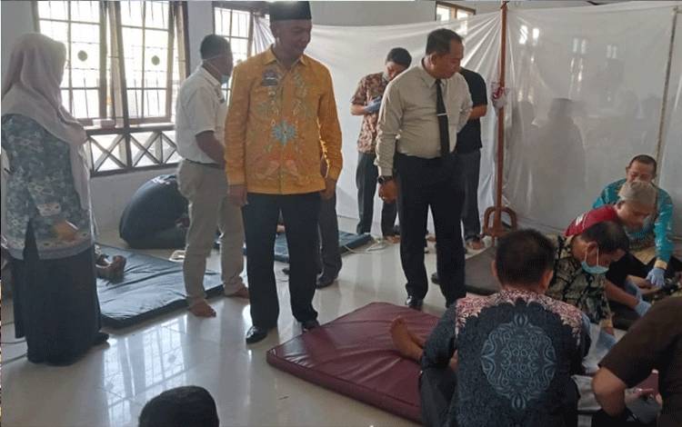 Bupati Sukamara Windu Subagio memantau pelaksanaan kegiatan sunatan massal di gedung Gawi Barinjam, Kamis, 7 Juli 2022. (Foto : Norhasanah)