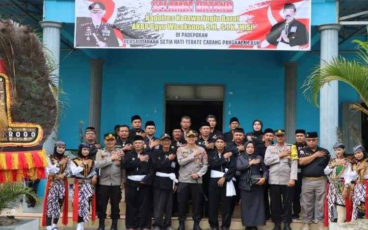 Kapolres Kobar AKBP Bayu Wicaksono foto bersama saat mengunjungi Padepokan PSHT Cabang Pangkalan Bun