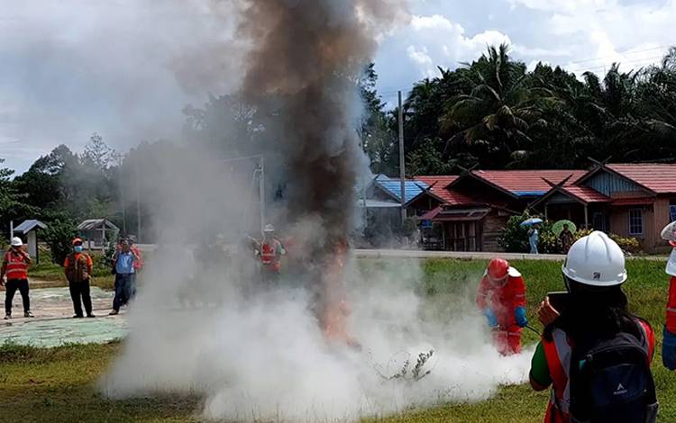 Sejumlah Masyarakat Peduli Api mengikuti pelatihan menghadapi kebakaran hutan dan lahan yang digelar oleh Badan Penanggulangan Bencana Daerah Kabupaten Lamandau