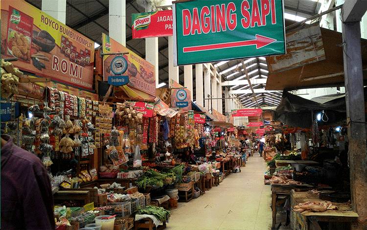 Kondisi pasar Kahayan, Kota Palangka Raya, salah satu pasar tradisional di Kota Palangka Raya yang menjadi tempat pemantauan harga komoditas dalam Pusat Informasi Harga Pangan Strategis atau PIHPS, Sabtu, 9 Juli 2022. (FOTO: TESTI PRISCILLA)