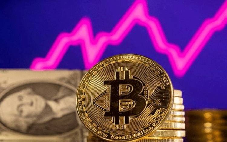 Representasi mata uang kripto Bitcoin terlihat di depan grafik saham dan dolar AS dalam ilustrasi yang diambil, 24 Januari 2022. (ANTARA/REUTERS/Dado Ruvic/Foto Dokumen)