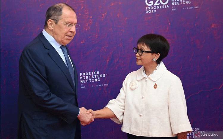 Menteri Luar Negeri Retno Marsudi (kanan) menyambut Menteri Luar Negeri Rusia Sergey Lavrov setibanya di tempat Pertemuan Menteri Luar Negeri (FMM) G20 di Nusa Dua, Bali, Jumat (8/7/2022). (ANTARA FOTO/Nyoman Budhiana/rwa.)