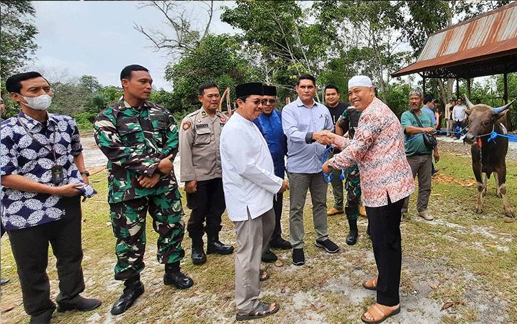  Pj Bupati Kobar Anang Dirjo (tengah) menyerahkan Sapi kurban kepada perwakilan penerima, Sabtu, 9 Juli 2022. (FOTO: DANANG)