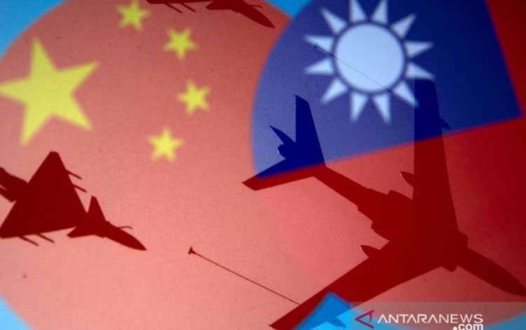 Bendera China dan Taiwan ditampilkan di samping pesawat militer dalam ilustrasi ini yang dibuat pada 9 April 2021. (ANTARA/Reuters/Dado Ruvic/Illustration/as)