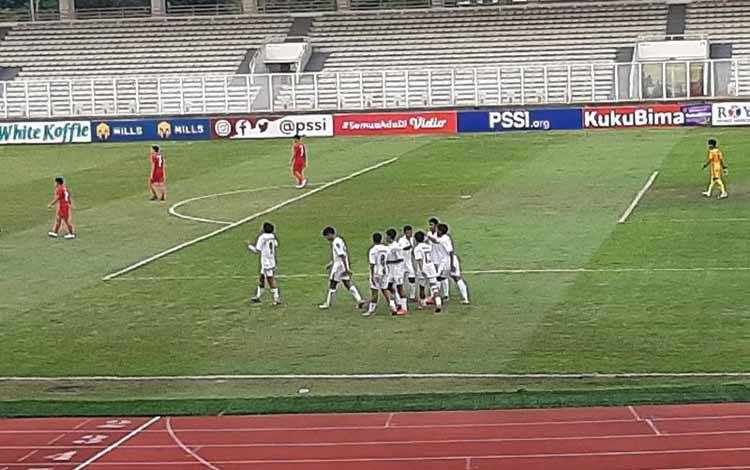 Para pemain Laos U19 merayakan keberhasilan mereka mencetak gol kedua dalam pertandingan menghadapi Singapura pada lanjutan laga Grup B di Stadion Madya, Jakarta, Sabtu (9/7). (ANTARA/Aldi Sultan)