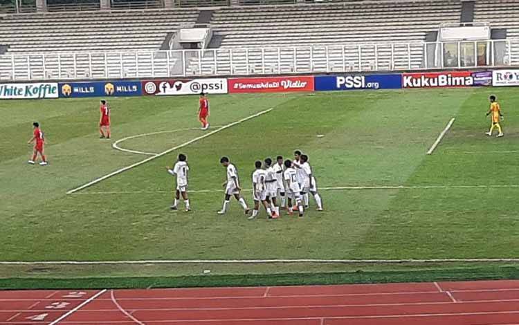 Para pemain Laos U19 merayakan keberhasilan mereka mencetak gol dalam pertandingan menghadapi Singapura pada lanjutan laga Grup B di Stadion Madya, Jakarta, Sabtu (9/7). (ANTARA/Aldi Sultan)