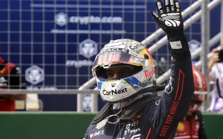 Pebalap tim Red Bull Max Verstappen melakukan selebrasi setelah memenangi sprint race Grand Prix Austria, Red Bull Ring, Spielberg. (9/7/2022) (ANTARA/REUTERS/LEONHARD FOEGER)