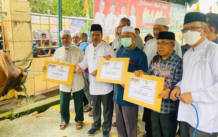 Sekda Kalteng Nuryakin menyerahkan bantuan hewan kurban pemprov di Masjid Nurul Islam Kota Palangka Raya, Sabtu, (9/7/2022). (ANTARA/Dokumentasi Pribadi)