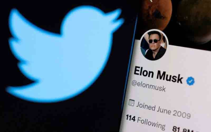 FILE PHOTO: Elon Musk's twitter account is seen on a smartphone in front of the Twitter logo in this photo illustration taken, April 15, 2022. (FOTO : REUTERS/Dado Ruvic/Illustration/File Photo)
