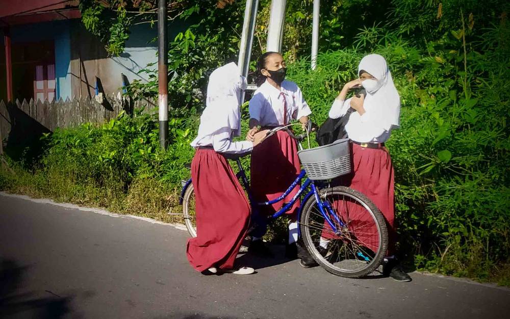 Para siswa baru di Sampit, Kotawaringin Timur, SMP sedang menuju ke sekolah untuk mengikuti MPLS. (FOTO : USAY NOR RAHMAD/BORNEONEWS)