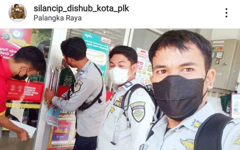 Petugas Dishub Palangka Raya memasang stiker parkir gratis di Alfamart/Indomaret dan melakukan penagihan retribusi. (FOTO: Instagram Silancip Dishub Palangka Raya)