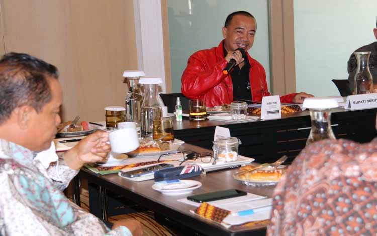 Bupati Seruyan, sekaligus Ketua Umum AKPSI Yulhaidir saat menggelar pertemuan bersama pimpinan PBS Kelapa Sawit yang beroperasi di Seruyan, belum lama ini FOTO : KOMINFO SERUYAN