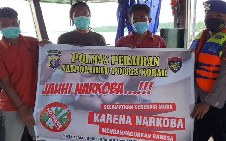 Personel Satpolairud Polres Kobar saat sosialisasikan anti narkoba pada ABK di perairan DAS Kumai, Senin, 11 Juli 2022. (FOTO : SATPOLAIRUD POLRES KOBAR)
