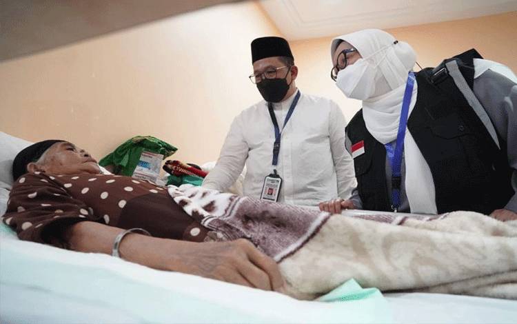 Naib Amirul Hajj sekaligus Wakil Menteri Agama Zainut Tauhid Sa'adi (tengah) saat menjenguk jamaah sakit di KKHI Mekkah, Sabtu (2/7/2022). ANTARA/HO-MCH2022