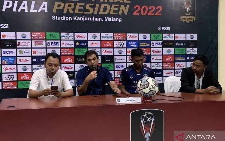 Pelatih Arema FC Eduardo Almeida (Kedua kiri) pada saat melakukan jumpa pers usai pertandingan melawan PSIS Semarang, di Stadion Kanjuruhan, Kabupaten Malang, Jawa Timur, Senin (11/7/2022). (ANTARA/Vicki Febrianto)