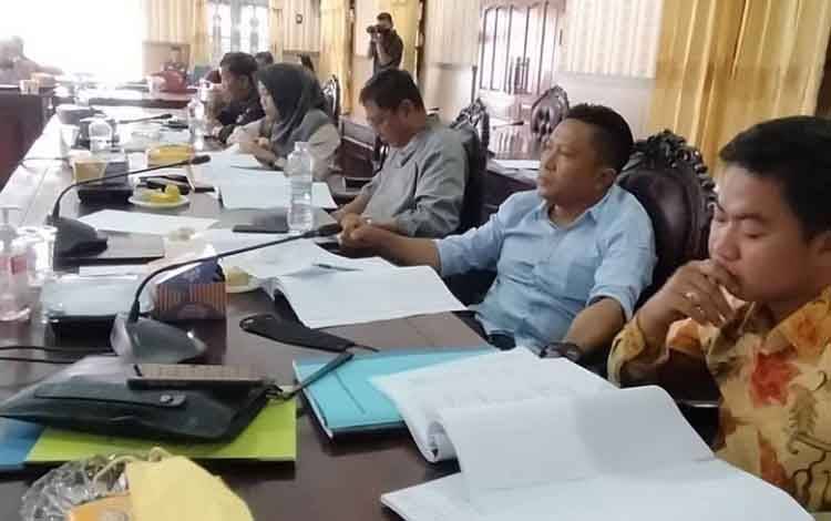 Anggota DPRD Kotim Dadang Siswanto kemeja biru langit, saat mengikuti rapat di gedung DPRD Kotim beberapa waktu lalu. 