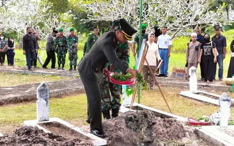 Dandim 1012 Buntok, Letkol Inf Hendro Wicaksono menabur bunga saat pemakaman veteran peraih bintang gerilya. (FOTO : URIUTU DJAPER)