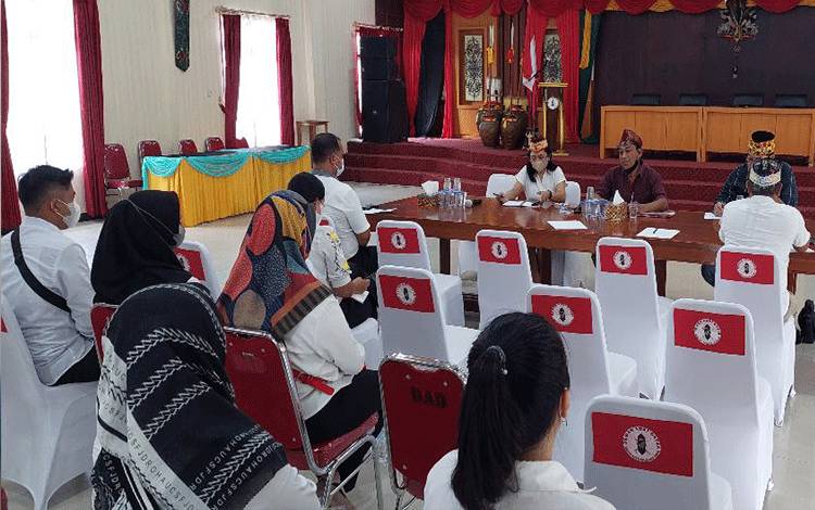 Rapat persiapan pelaksanaan Musda III DAD Kabupaten Murung Raya. (Foto Trisno)