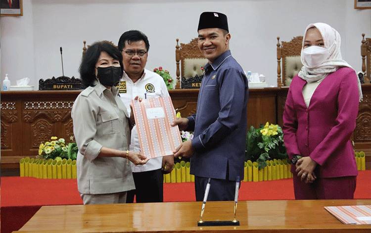 Bupati Pulpis dan Unsur pimpinan DPRD setempat menyetujui usulan tiga Raperda pemkab Pulpis.