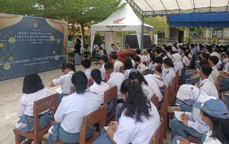 Suasana sosialisasi bahaya narkotika dari Satres Narkoba Polres Gunung Mas yang dilaksanakan dalam kegiatan Masa Pengenalan Lingkungan Sekolah (MPLS) di SMAN 1 Kuala Kurun pada Senin 11 Juli 2022.