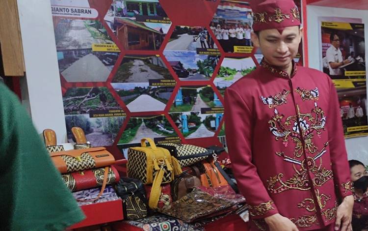 Aneka produk kerajinan dari bahan alam yang melimpah di Kalteng dipagelaran Kalteng Expo Jalan Temanggung Tilung Kota Palangka Raya (FOTO: HERMAWAN)