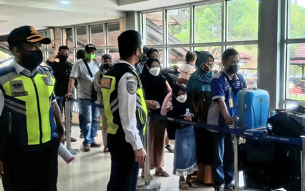 Pelaku Perjalanan Udara di Bandara Iskandar Pangkalan Bun. (FOTO : DANANG)