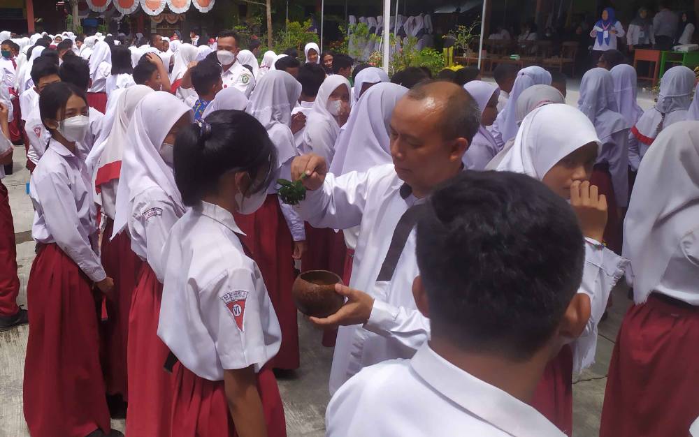 Kepala SMPN 2 Sampit, Abdurrahman melaksanakan tradisi tampung tawar bagi siswa baru yang baru saja menyelesaikan MPLS, Rabu, 13 Juli 2022.