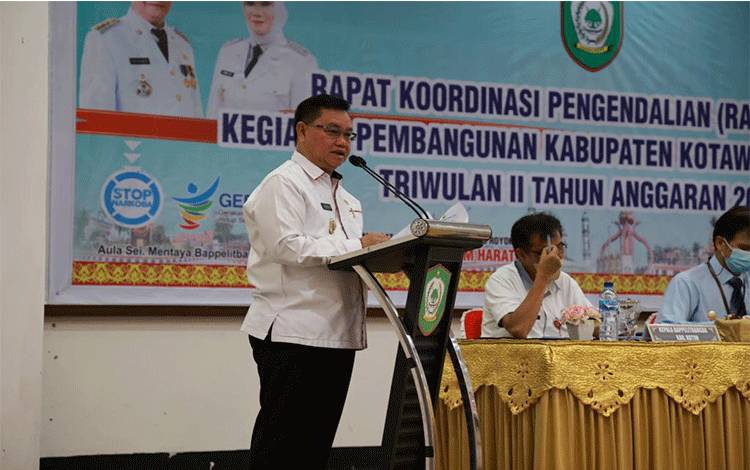 Bupati Kotim Halikinnor menyampaikan sambutan pada Rakordal dan evaluasi pelaksanaan APBD di Bappeitbangda Kotim, Rabu, 13 Juli 2022. (FOTO: PEMKAB KOTIM)