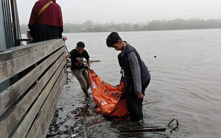 Relawan PMI bersama warga saat melakukan evakuasi terhadap jenazah korban tenggelam yang ditemukan mengapung di Sungai Mentaya, Kamis, 14 Juli 2022. (FOTO: HAMIM)