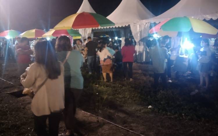 Ratusan pengunjung tampak antre membeli makanan dan minuman yang dijual para pedagang kaki lima di sekitar panggung festival penyang hinje simpai dinLapangan Sport Center, Rabu, 13 Juli 2022
