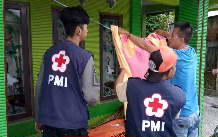 Jasad korban tenggelam saat dibawa ke rumah Ketua RT 9, usai di evakuasi dari Sungai Mentaya, Rabu, 14 Juli 2022