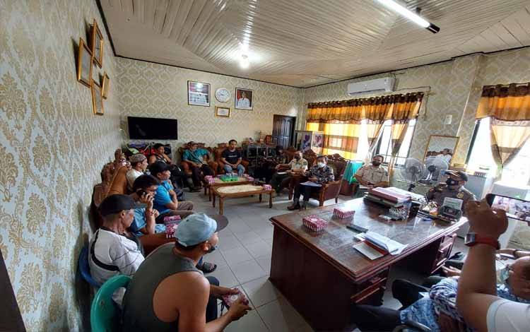 Para pedagang saat melakukan pertemuan di kantor Satpol PP dan Damkar Kapuas pada Kamis, 14 Juli 2022. (FOTO: DODI)