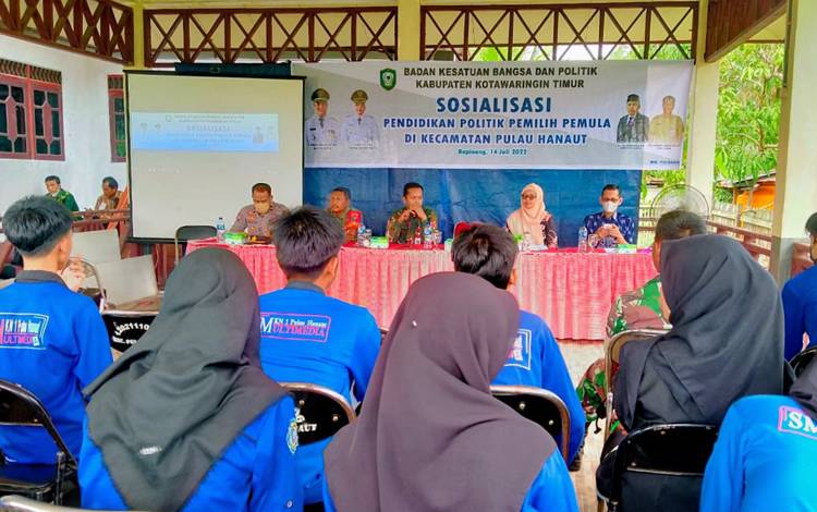 Kegiatan sosialisasi pendidikan politik bagi pemilih pemula di Kecamatan Pulau Hanaut oleh Kesbangpol Kotim, Kamis, 14 Juli 2022. (Kesbangpol Kotim for BORNEONEWS)